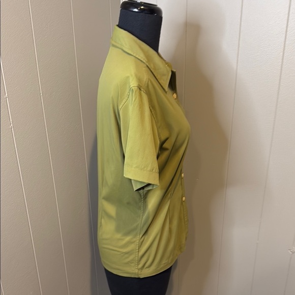 The North Face Women’s Medium Green Fitted Short Sleeve Notched Collar Shirt - Picture 4 of 5